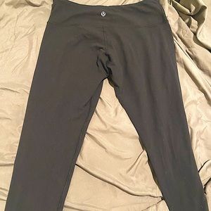 LULULEMON Black Capri leggings